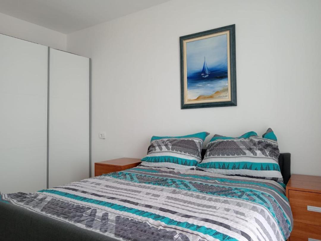 Island View 1 Apartment โนวีวีโนดอลสกี ภายนอก รูปภาพ